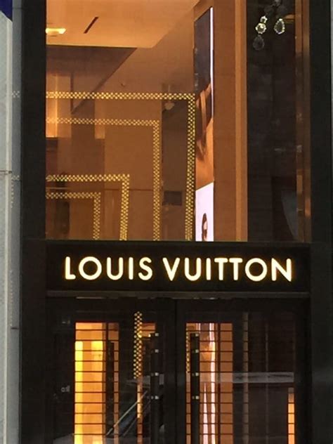 louis vuitton new york saks fifth ave|where to buy louis vuitton.